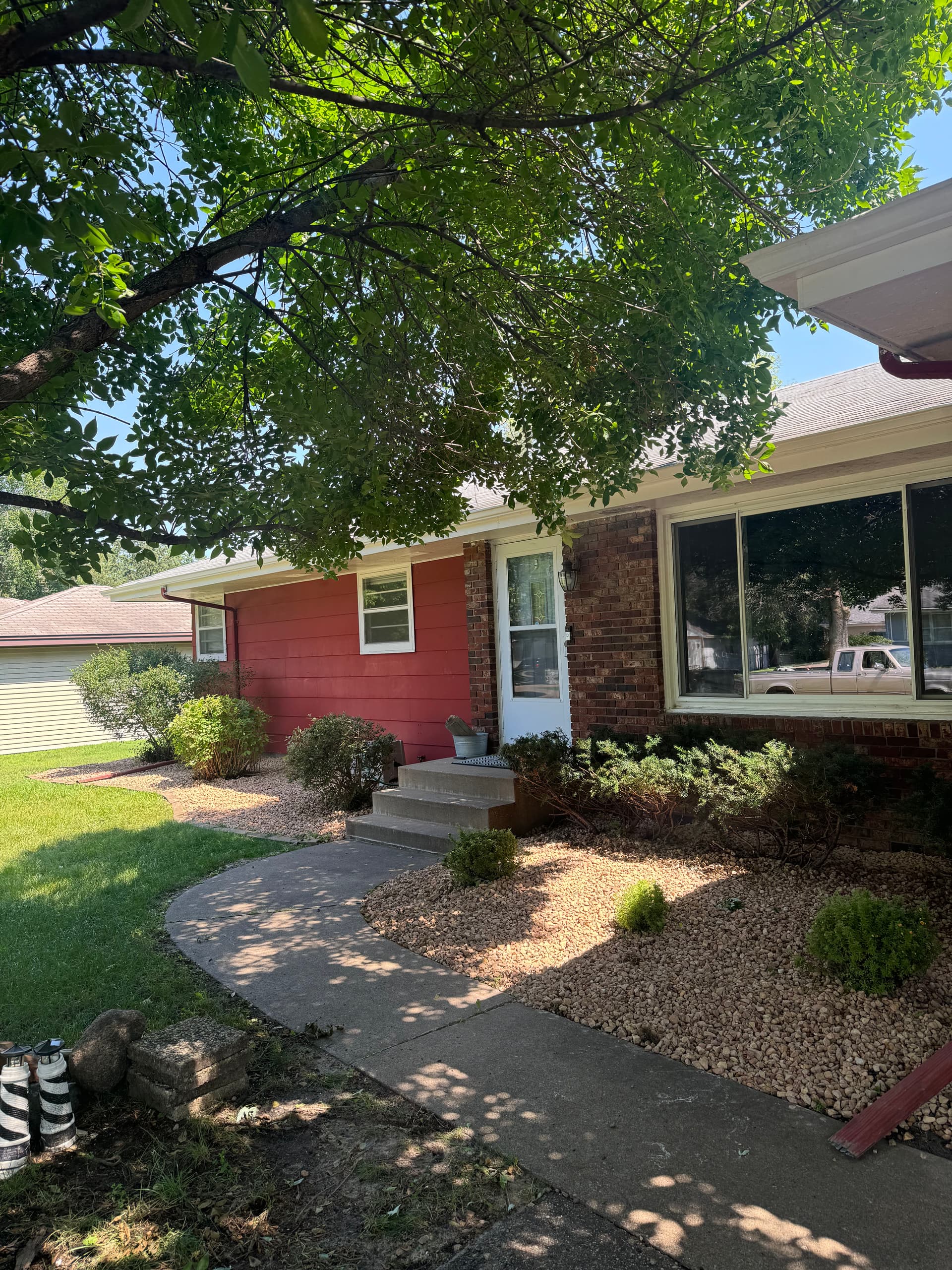 Gallery photos for Rock and Mulch Landscaping for Enhanced Curb Appeal: Image #5